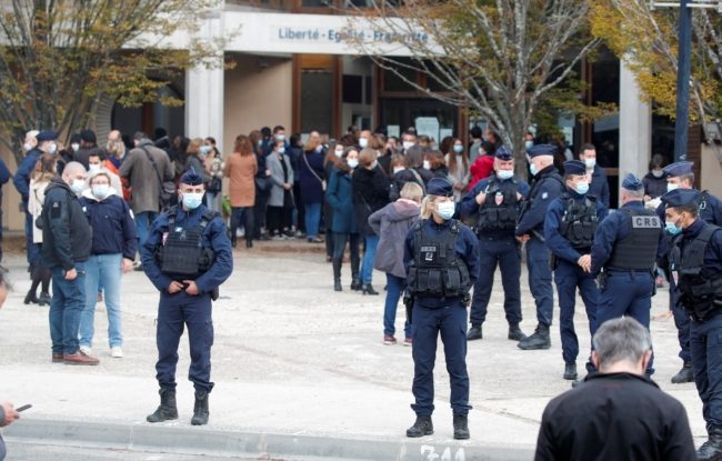 شرطة فرنسا تفك لغز سرقة مجوهراتٍ قيمتها مليونا يورو.. لصَّان اقتحما متجراً وفرّا بدراجة كهربائية