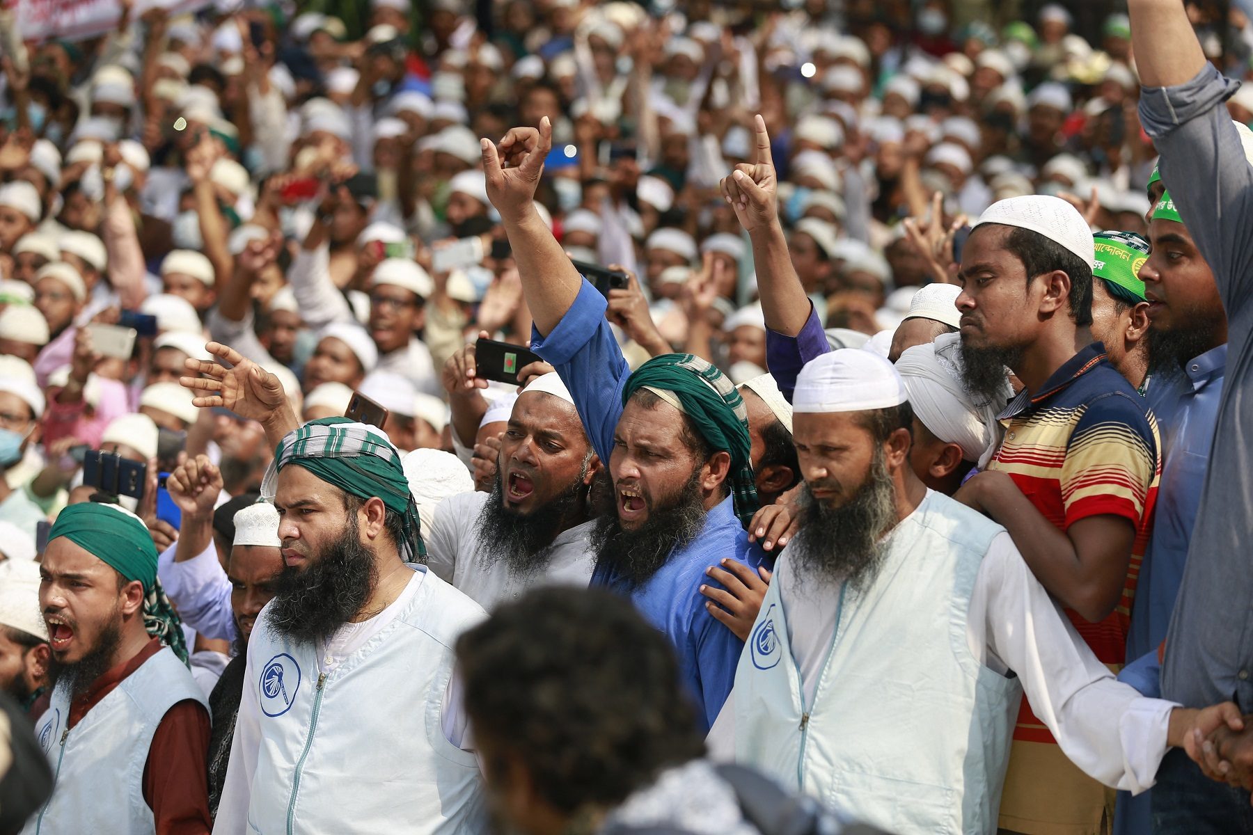 أحرقوا دمية لماكرون.. عشرات الآلاف في بنغلاديش يتظاهرون ضد فرنسا بسبب أزمة الرسوم المسيئة