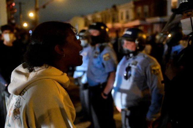 غضب ونهب للمحلات التجارية في فيلادلفيا الأمريكية بعد مقتل رجل أسود على يد الشرطة