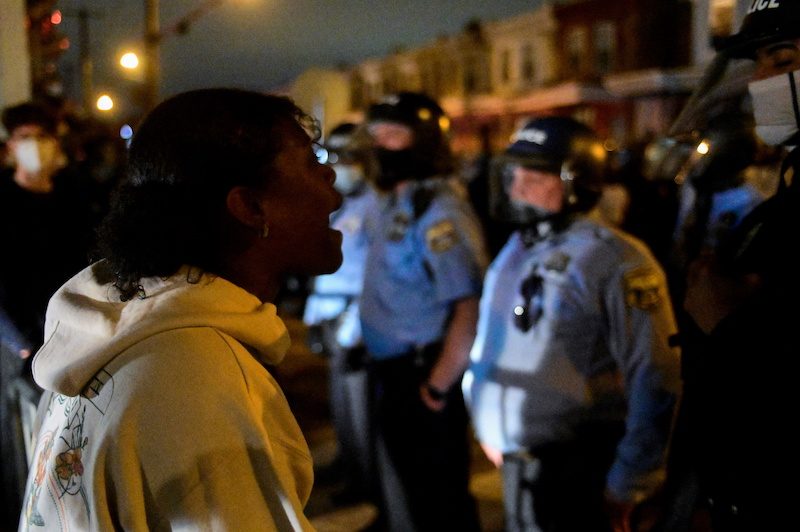 غضب ونهب للمحلات التجارية في فيلادلفيا الأمريكية بعد مقتل رجل أسود على يد الشرطة