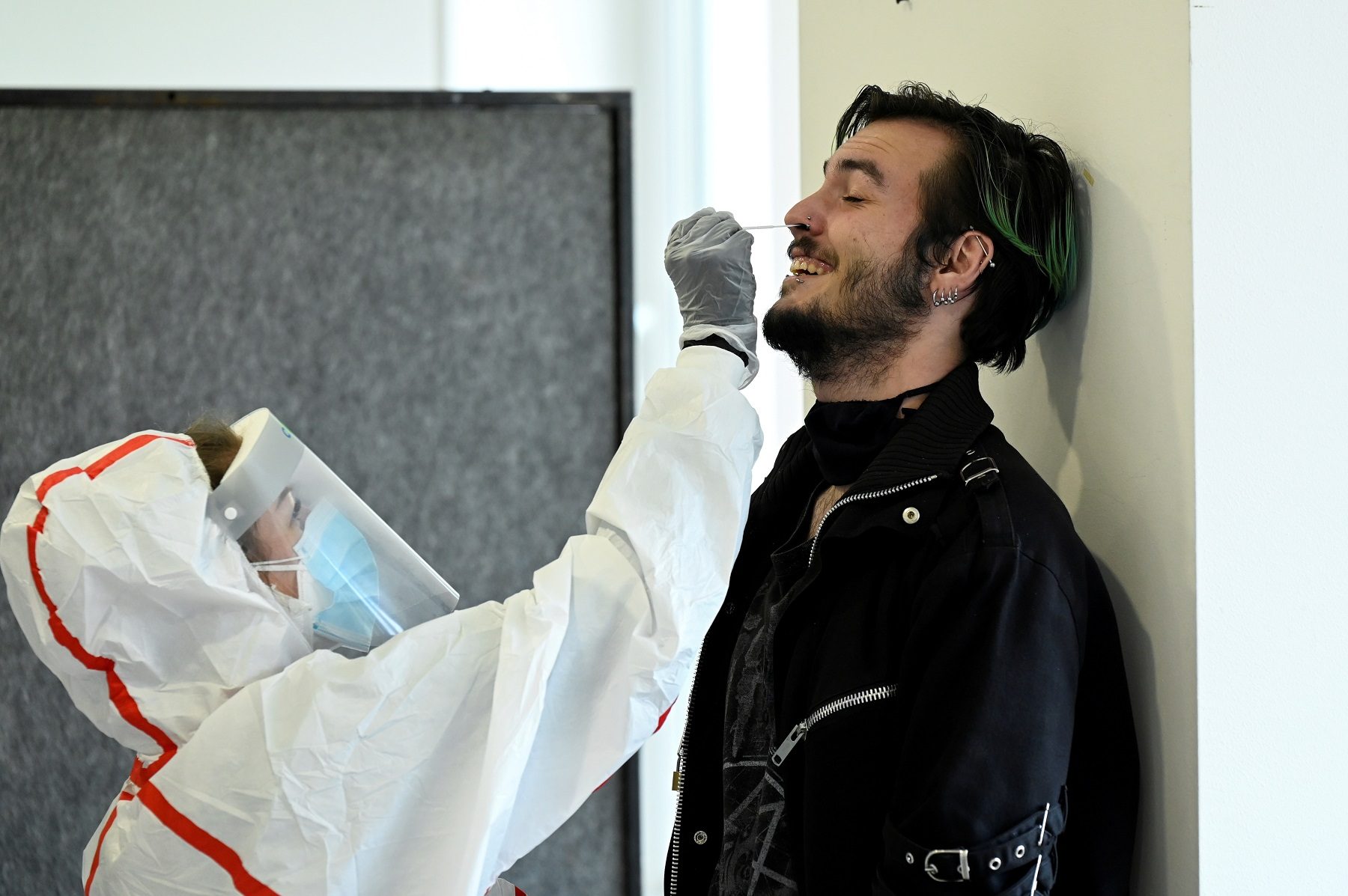 أول دولة في العالم تجري فحوصات كورونا لجميع مواطنيها.. الحكومة استعانت بالجيش والشرطة