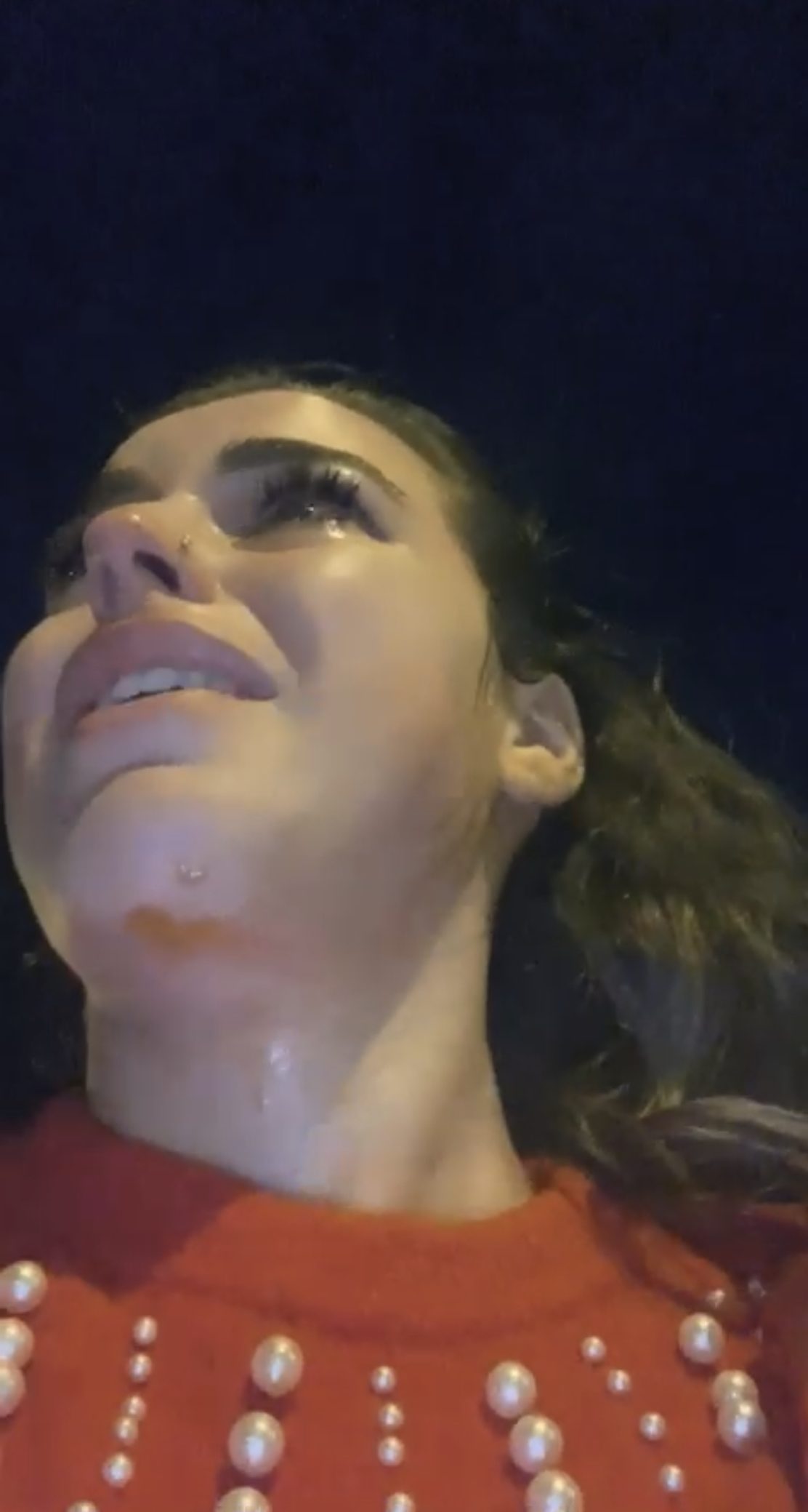 بعد طعن محجبتين جزائريتين.. فتاتان تركيتان تتعرضان لعنف الشرطة بفرنسا