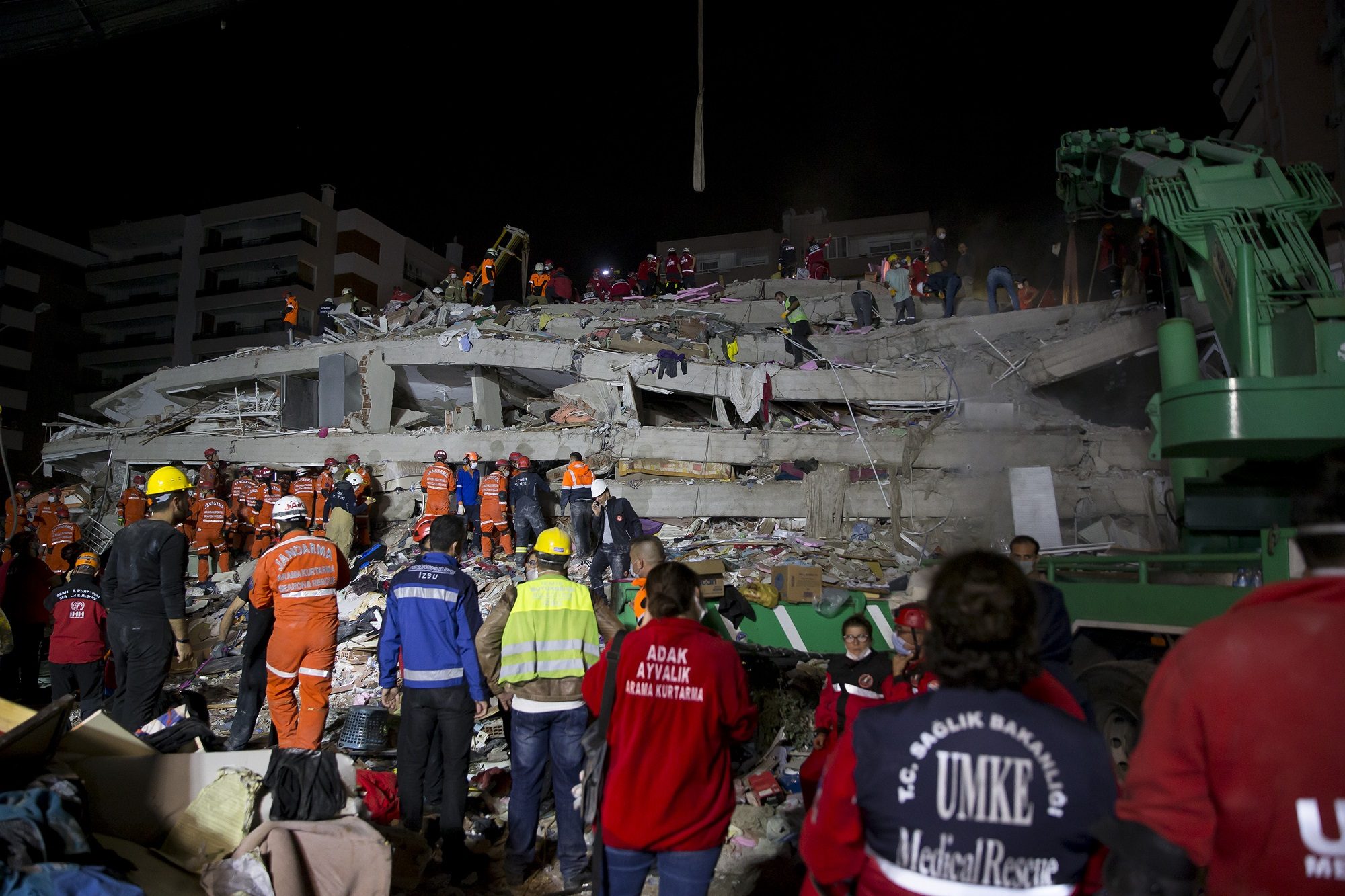 حصيلة ضحايا زلزال إزمير تواصل ارتفاعها.. وطواقم الإنقاذ تنتشل أحياءً من تحت الأنقاض (فيديو)