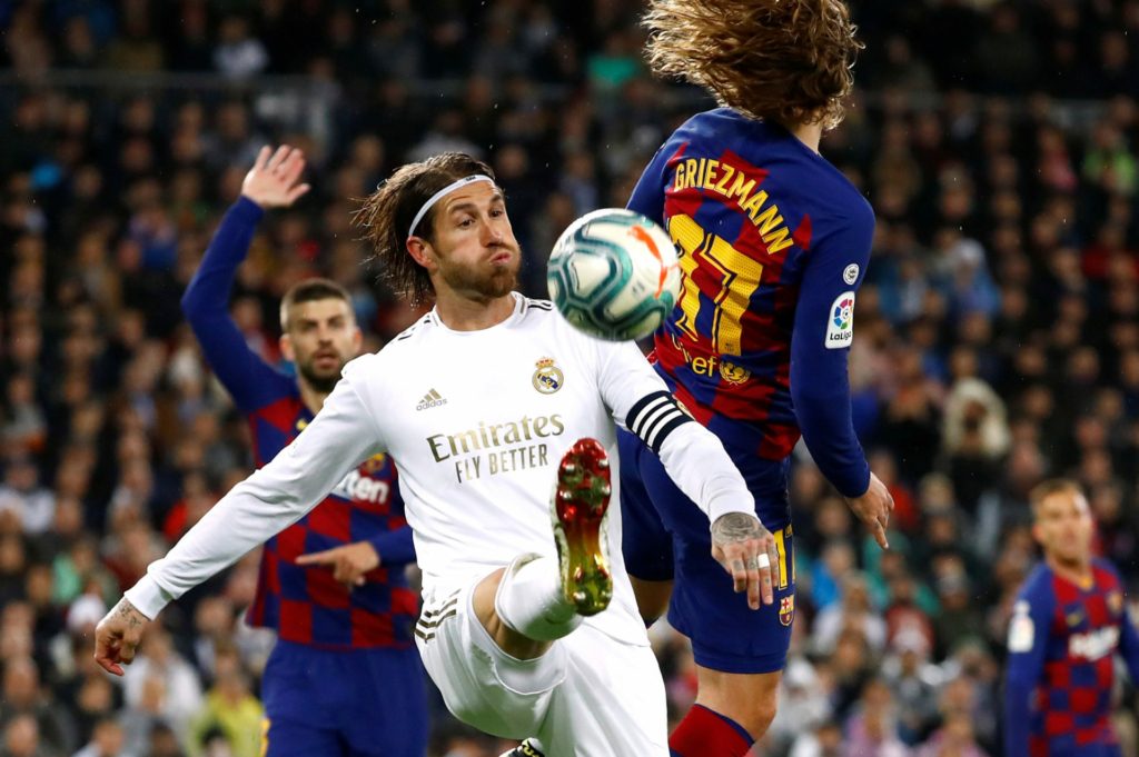 برشلونة يستيضيف ريال مدريد أمام مدرجات فارغة (رويترز)