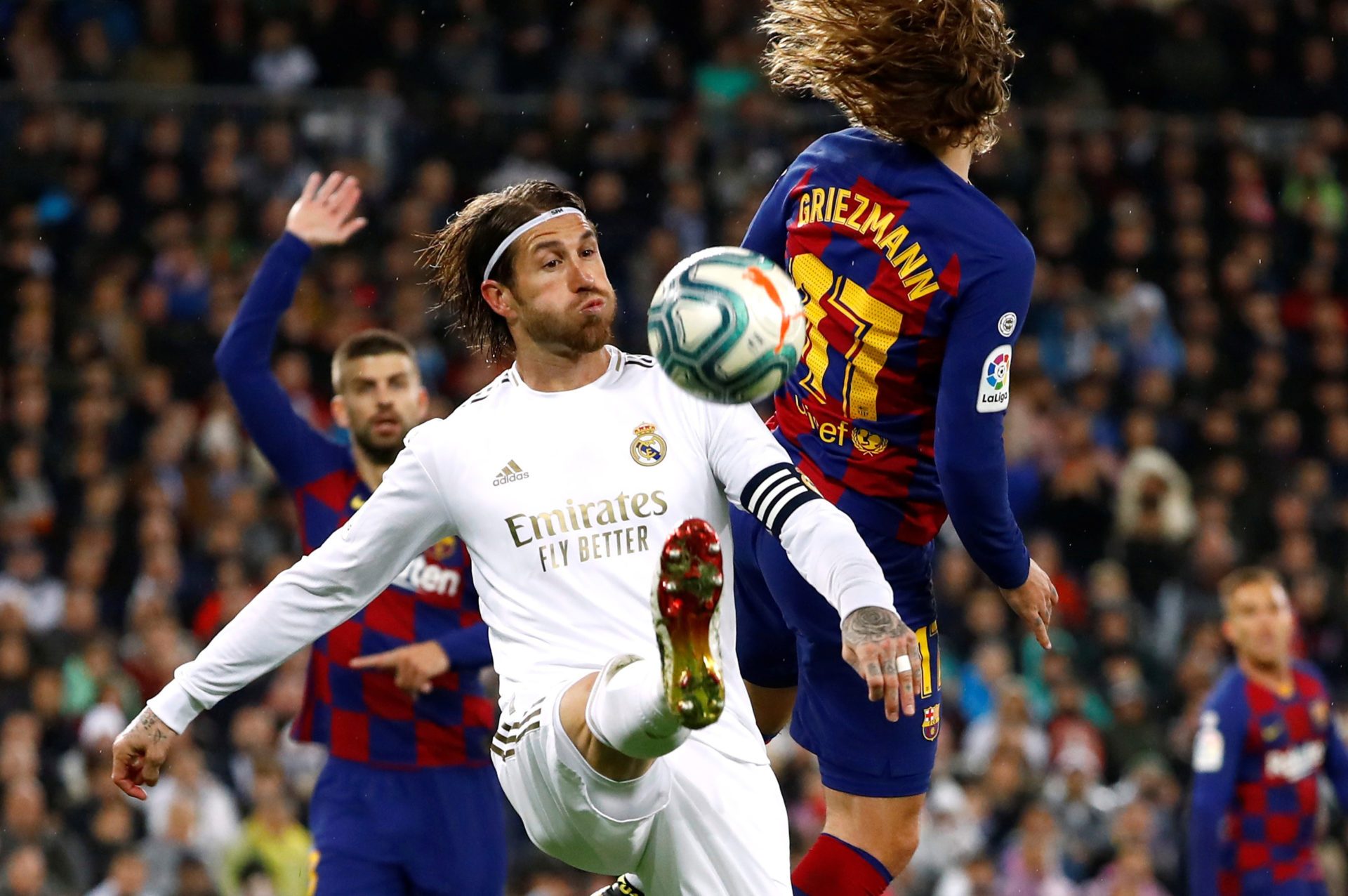 برشلونة يستيضيف ريال مدريد أمام مدرجات فارغة (رويترز)