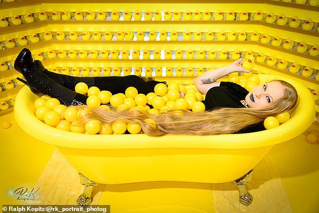 لم تقصّه منذ 15 عاماً.. فتاة ألمانية تنتظر أن يصل شعرها لكاحلَيها بعد عامين (صور)