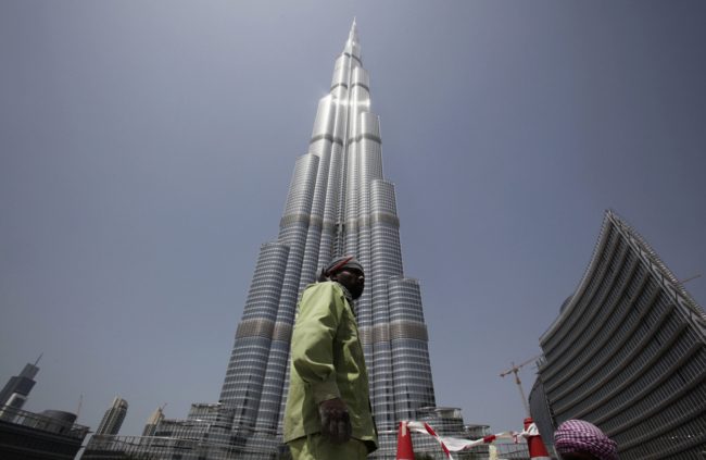 مهاجرون مُشردون ينامون بطرقات دبي.. أزمة التوظيف حرمتهم أعمالهم وألقت بهم إلى الشوارع