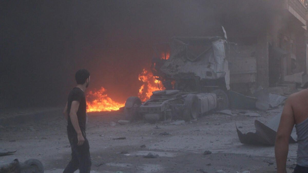 عشرات القتلى والجرحى في قصف مقر للمعارضة السورية بإدلب