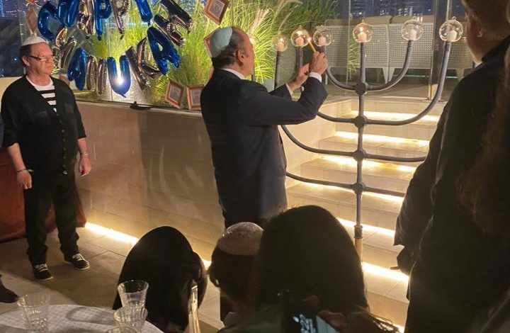 مغنٍّ إسرائيلي يُحيي عيداً يهودياً في دبي.. تلقّى دعوة من أحد أفراد الأسرة الحاكمة بالإمارات