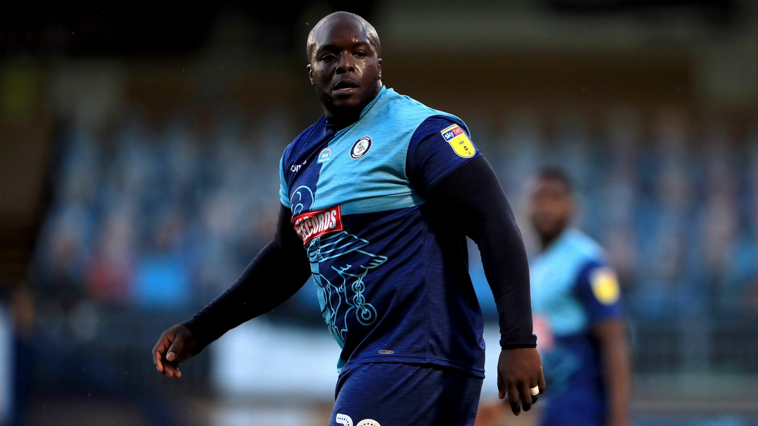 أديبايو أكينفينوا أضخم لاعب كرة قدم في العالم (رويترز)