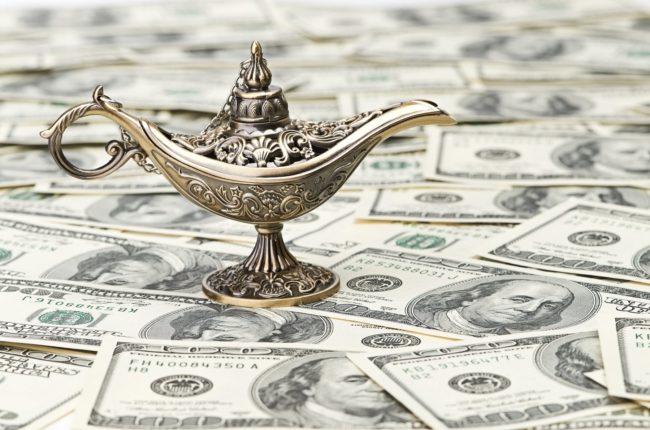 وعداه أنه سيجلب له الثروة.. محتالان يبيعان طبيباً “مصباح علاء الدين السحري” بمبلغ خيالي