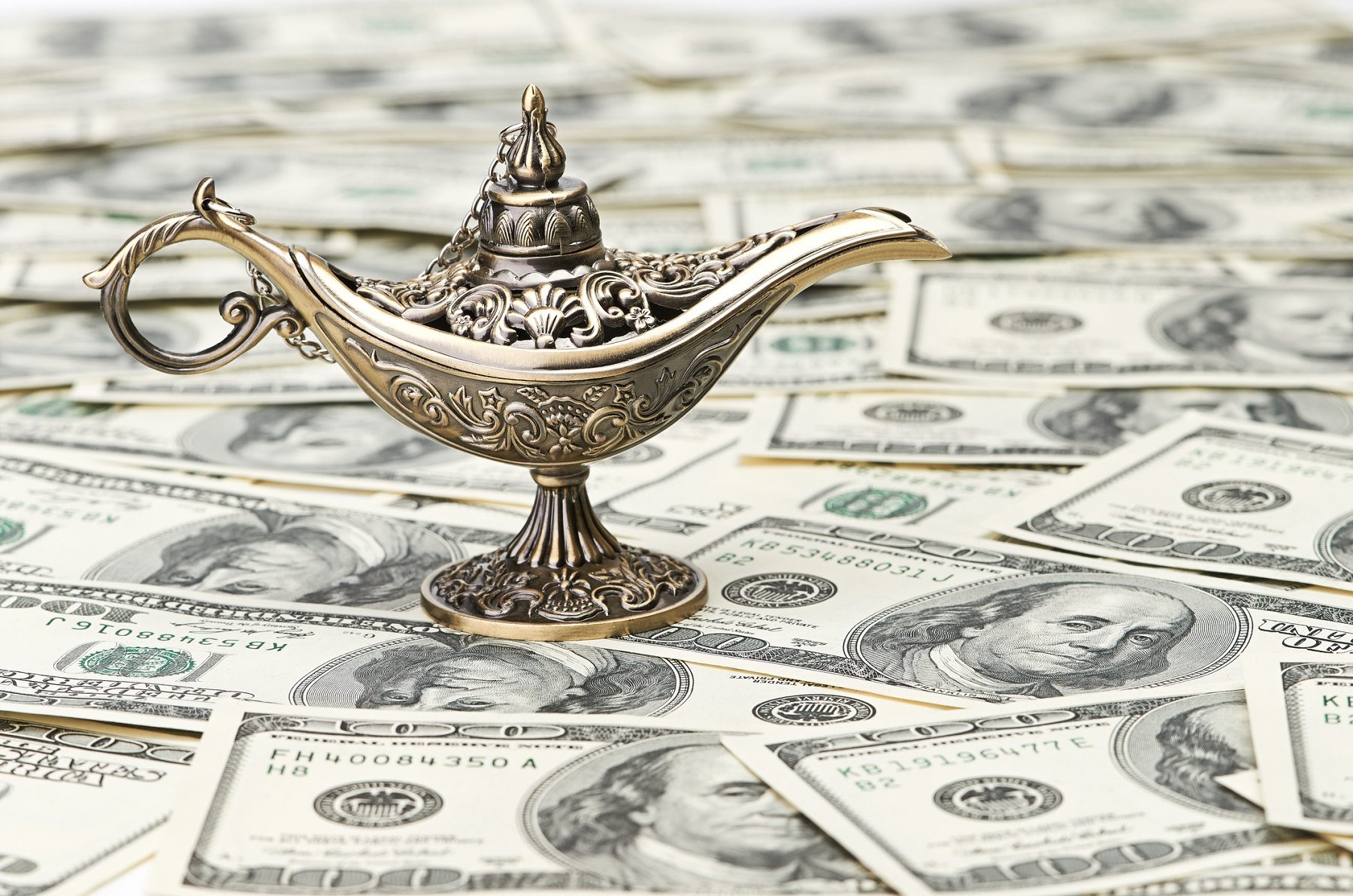 وعداه أنه سيجلب له الثروة.. محتالان يبيعان طبيباً “مصباح علاء الدين السحري” بمبلغ خيالي