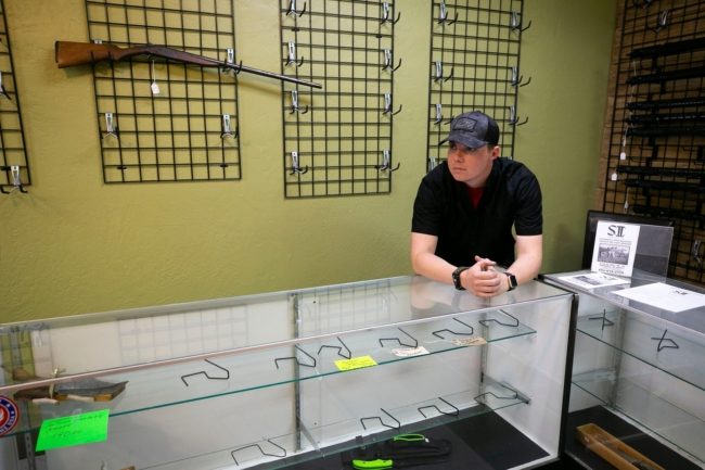 بعد سحبها خوفاً من “نهبها.. أكبر شركة أمريكية لبيع الأسلحة تعيد عرضها في متاجرها