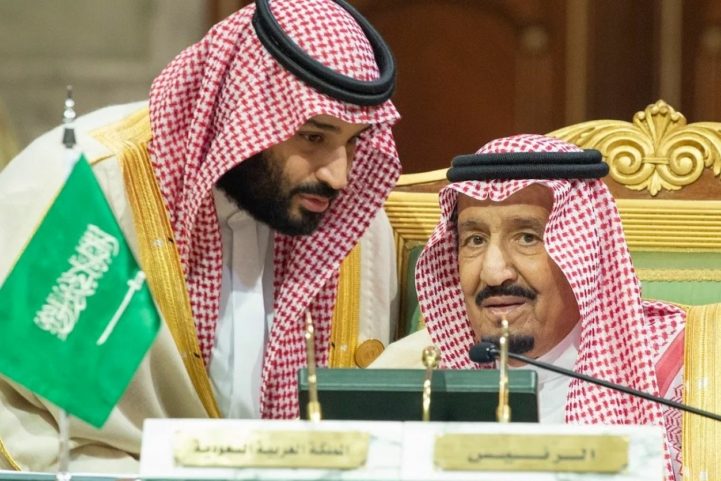 الملك سلمان مع ابنه ولي العهد/ رويترز