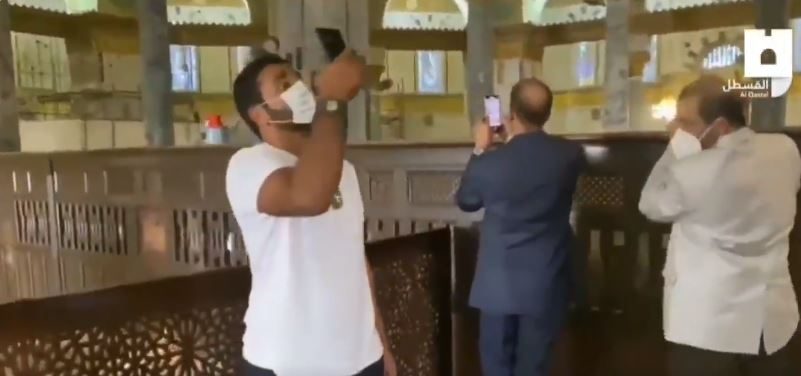 “اخرجوا يا مطبعين”.. مقدسيون يجبرون وفداً إماراتياً يحرسه إسرائيليون على مغادرة المسجد الأقصى (فيديو)