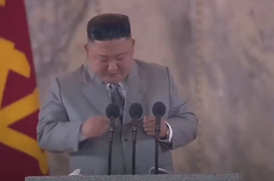 كيم جونغ يبكي أمام شعبه ويعتذر! فيديو لـ”الزعيم” يظهر تصرفاً نادراً منه وتفاعل الكوريين معه