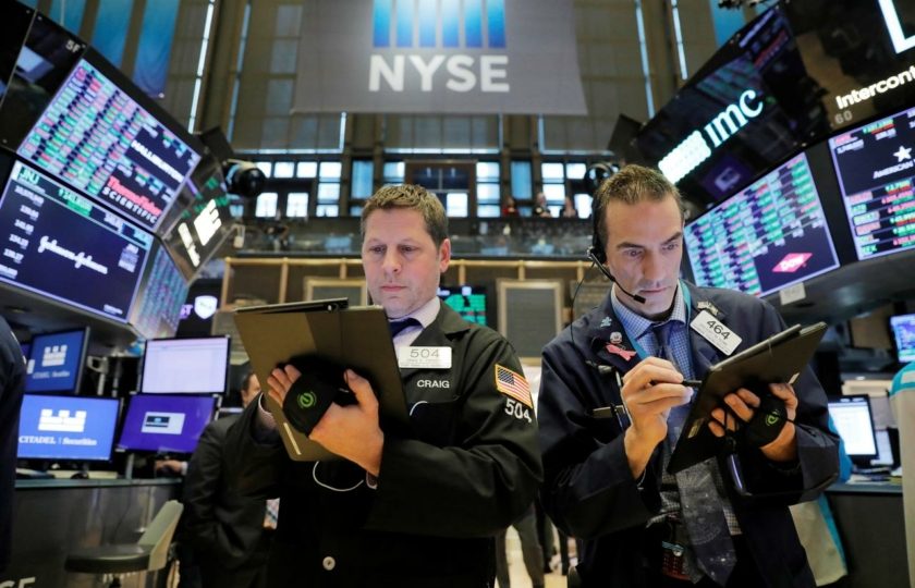 إصابة ترامب بكورونا تهز الأسواق.. تراجع أسعار النفط وأسهم العقود الآجلة بعد تأكد مرض الرئيس