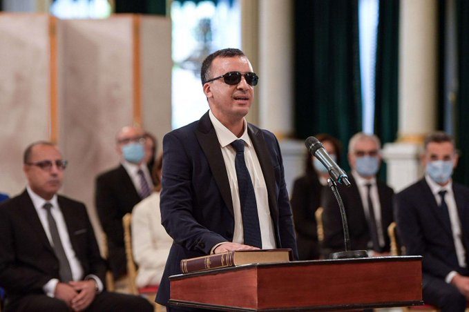 استهتر بكورونا فأٌطيح به.. رئيس الحكومة التونسي يقيل وزير الثقافة لدعوته إلى مواصلة الاحتفالات والأنشطة