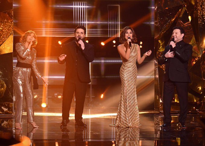 متسابق ذكّر نجوى كرم بطفولتها.. لقطات طريفة ومؤثرة في انطلاقة برنامج “ذا فويس سينيور” (فيديو)