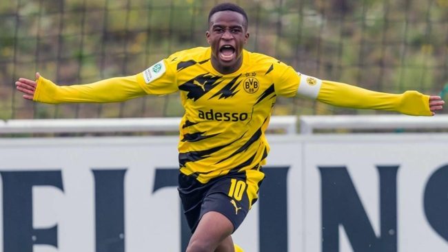 عمره 15 عاماً.. يوسف موكوكو يستعد لدخول التاريخ مع دورتموند