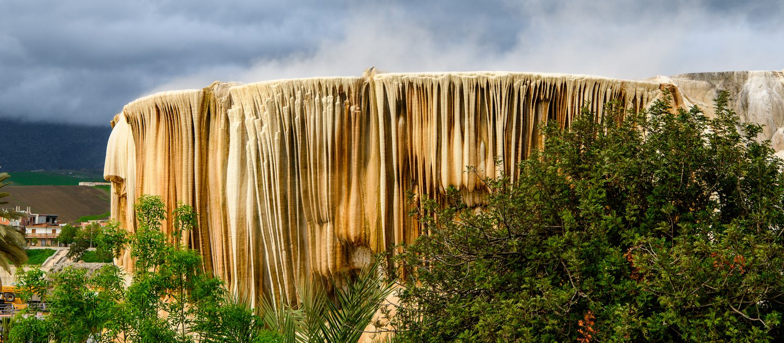 مياه ثائرة انفجرت من باطن الأرض وأصنام تحكي قصة عشق ممنوعة.. لغز “حمام المسخوطين” في الجزائر