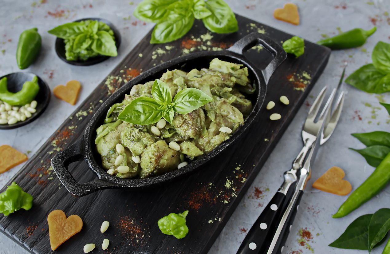 سلطة الدجاج بالبيستو مع الزيتون والبازلاء