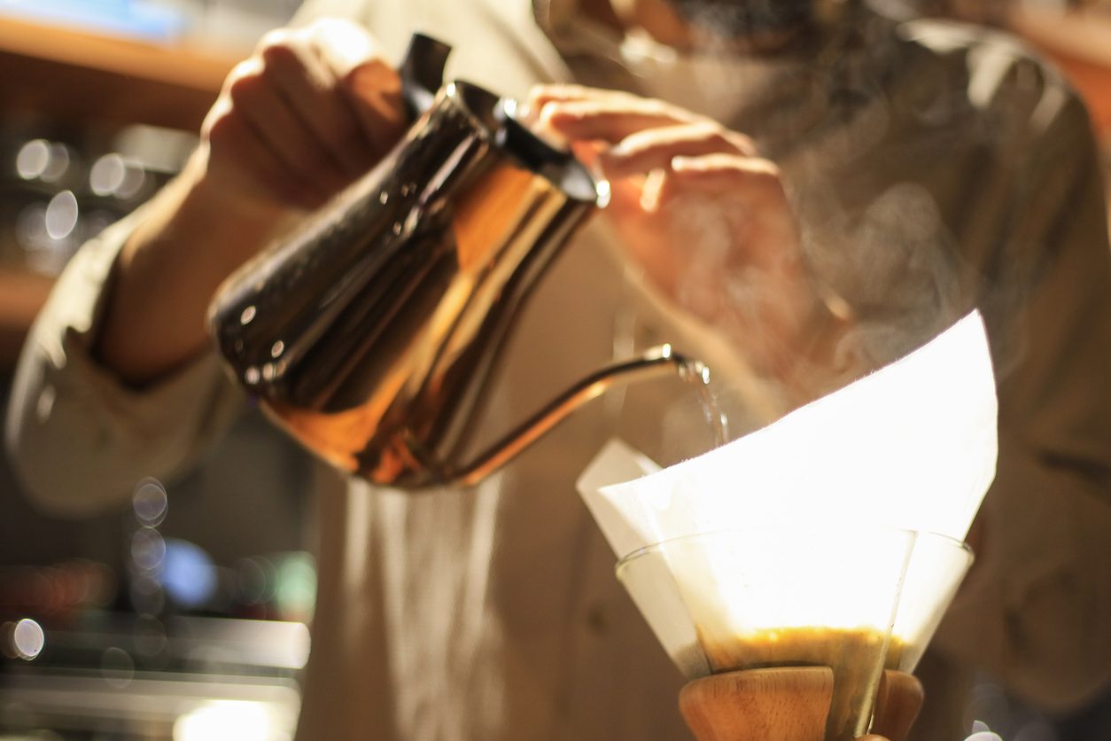 8 نصائح يقدمها محترفو صناعة القهوة، لإعداد قهوة مرشحة مثالية في المنزل