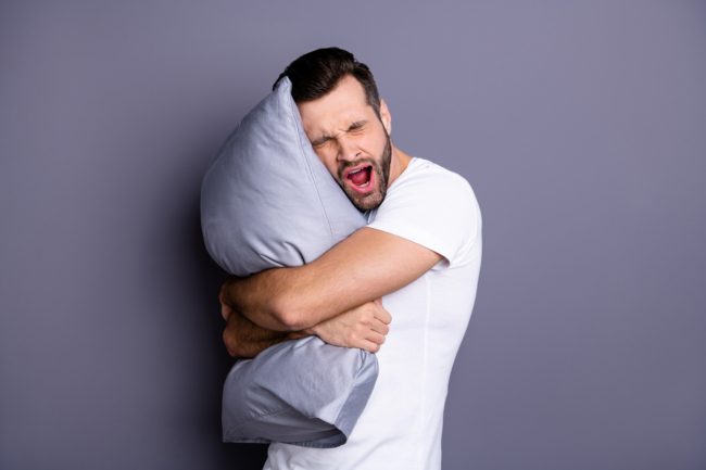 خبراء: “الذكورة السامة” تدفع الرجال للنوم ساعات أقل.. ولكن لماذا؟