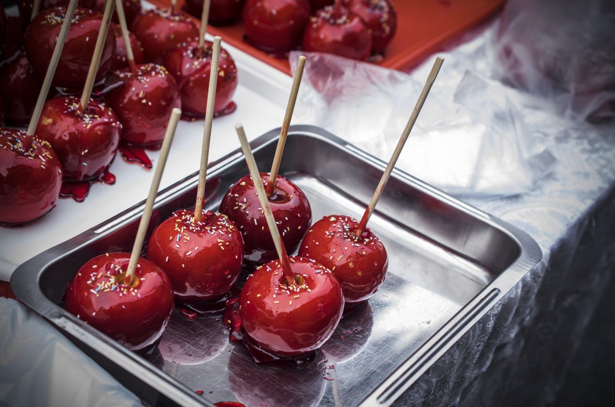 iStock/ التفاح الأحمر المغطس بالسكر