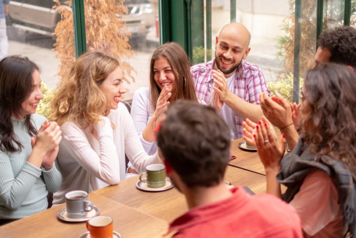 ISTOCK علامات تدل على أنه معجب بك