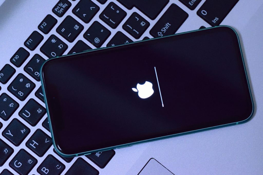تنصيب آخر التحديثات المتاحة لنظام iOS على هاتف آيفون. (Istock)