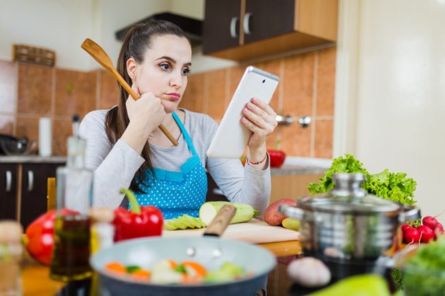 نعم تطورت مهاراتنا في المطبخ بسبب كورونا ولكن أطباق المطاعم ما زالت ألذ.. خبراء يجيبون