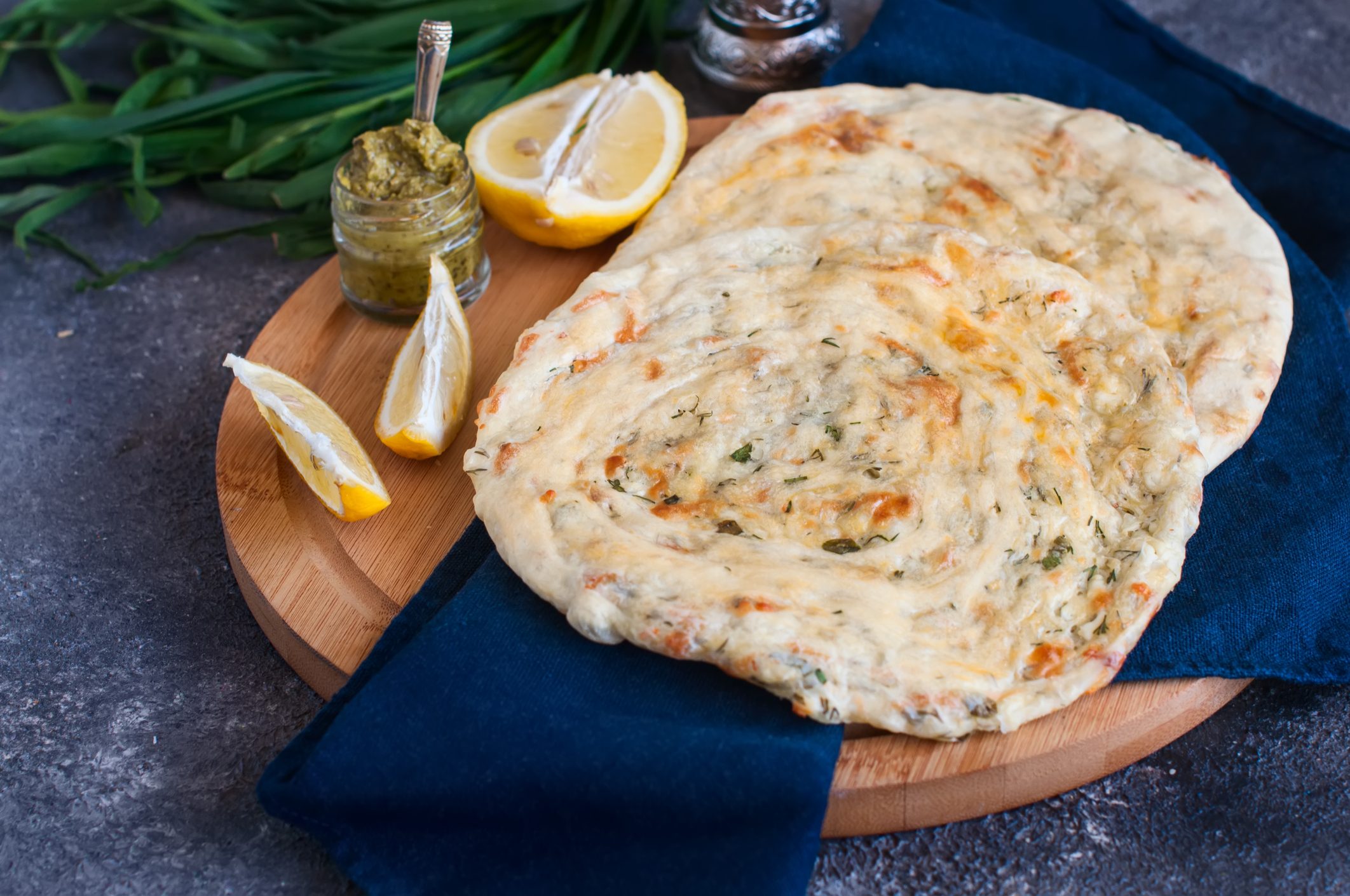متبل بالثوم والكزبرة والجبن.. طريقة سهلة لتحضير خبز النان الهندي في المنزل