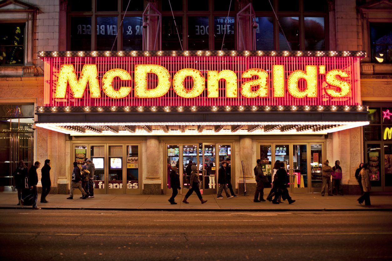 أحدها عائم فوق الماء، وآخر على متن طائرة، وثالث يشبه مراكز الفضاء.. تعرف على أغرب مطاعم ماكدونالدز حول العالم