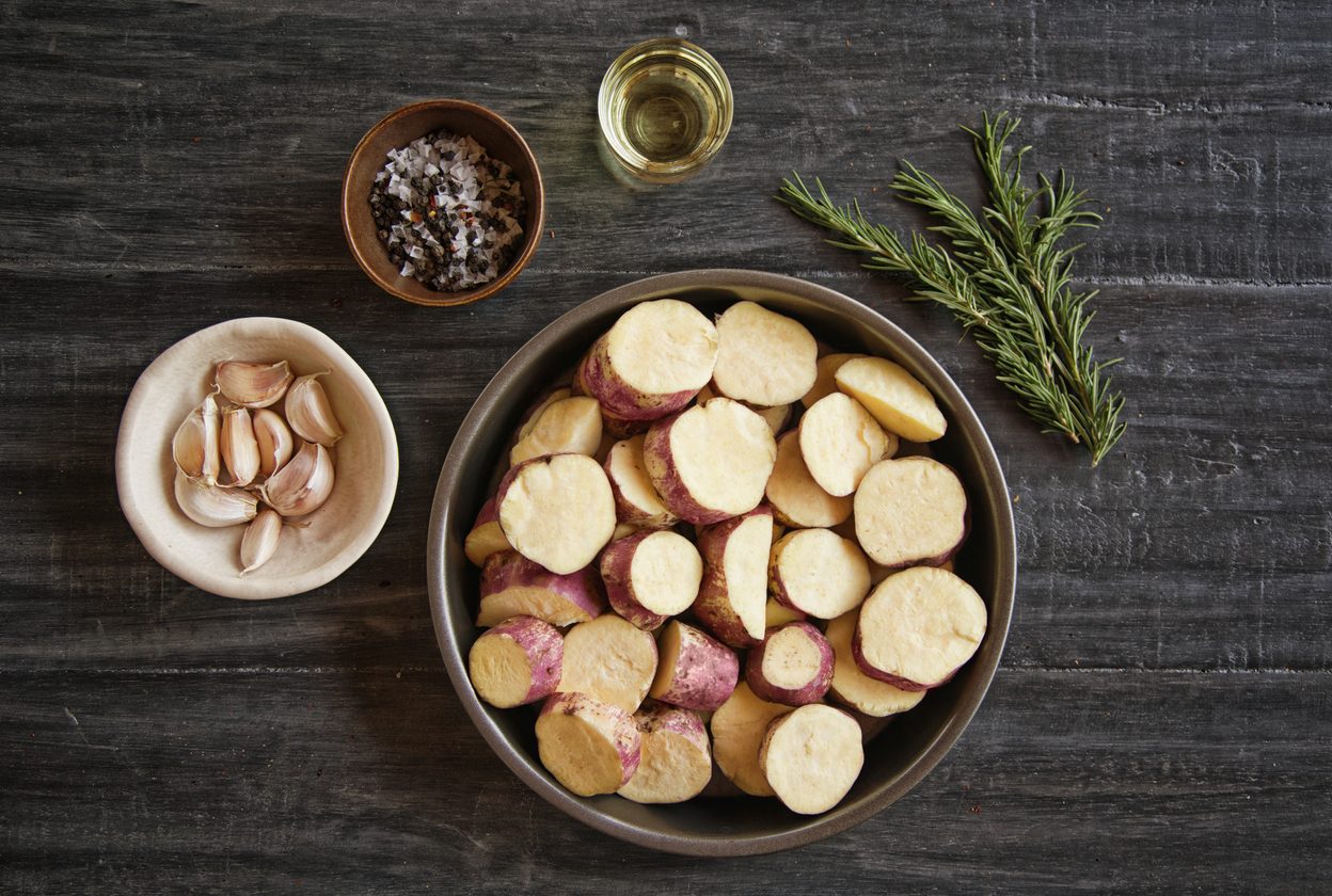 وصفة البطاطا الحلوة في الفرن مع الثوم والأعشاب.. صحية ولذيذة وسريعة التحضير