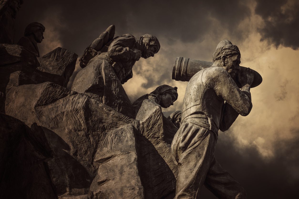 من الصراع في التاريخ إلى الصراع على التاريخ