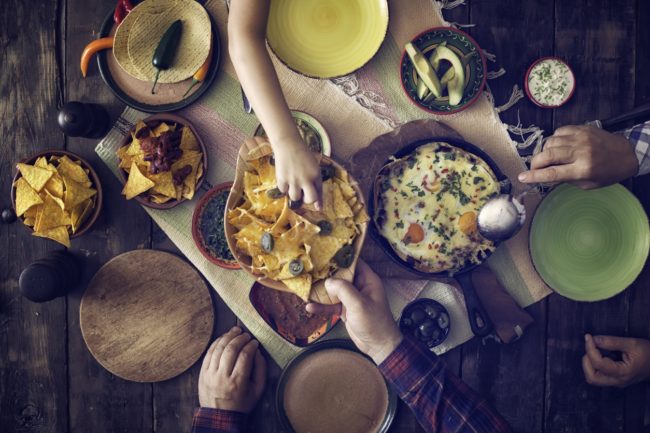 غنية بالنكهات ومثالية للسهرات.. إليك غموس الناتشوز بالجبن