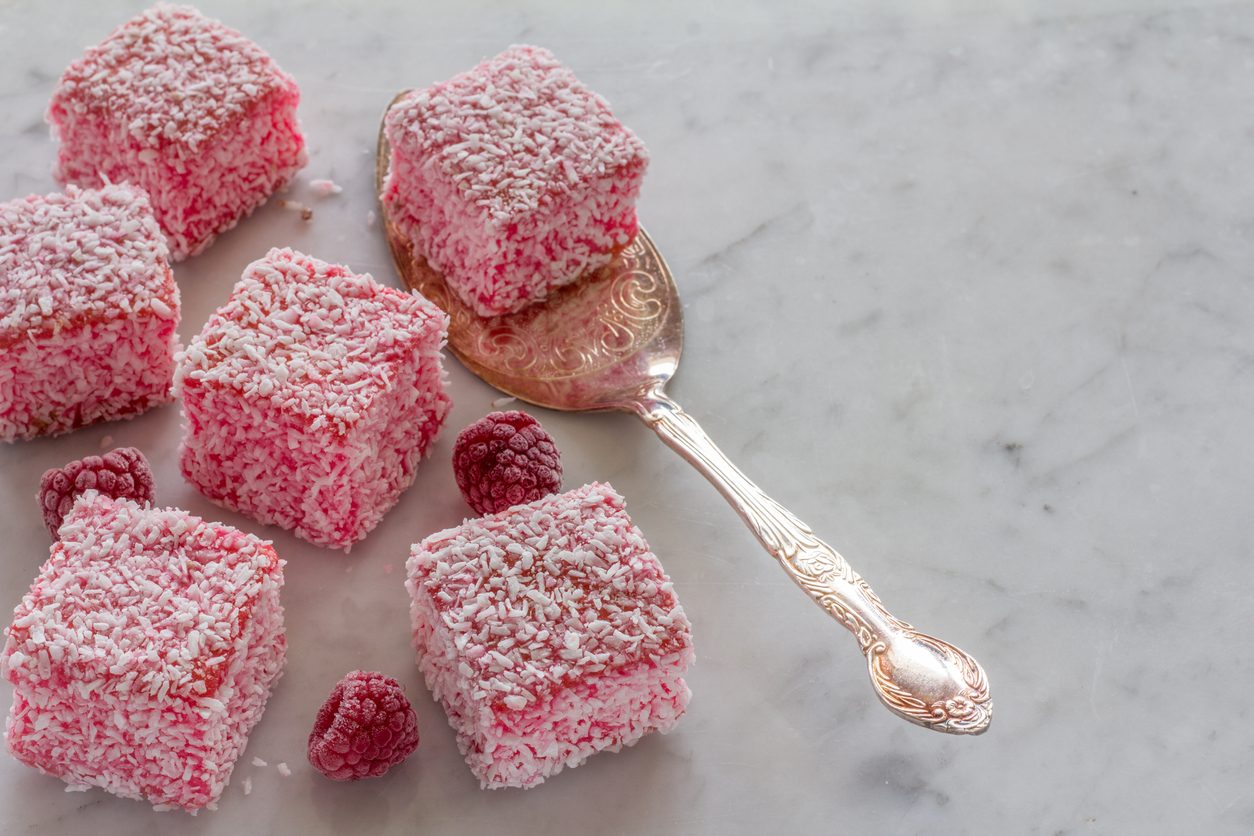 iStock/ حلوى كيك Pink Lamingtons التي تُباع بكثرة في أستراليا ونيوزلندا