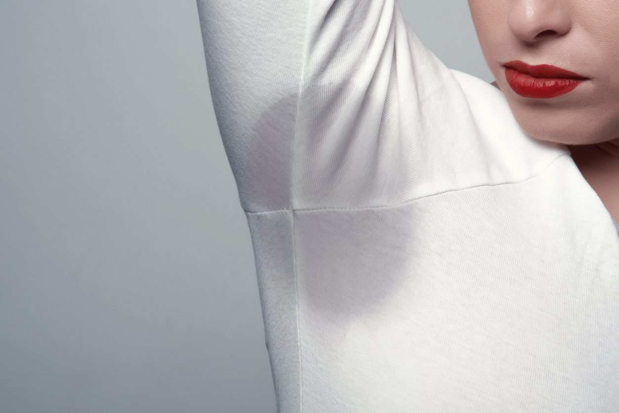 قولي وداعاً لتلك البقع الصفراء! خطوات فعالة لإزالة بقع العرق من الملابس وبعض الحيل المنزلية للتعامل معها