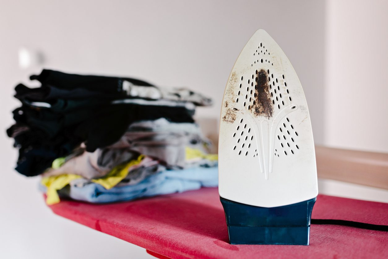 لا ترمِ مكواتك القديمة، نظفها من الداخل خطوة بخطوة