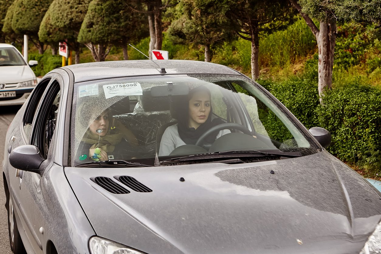 أجهزة “مراقبة الوجوه” الصينية تلاحق من تخلع الحجاب داخل سيارتها بإيران