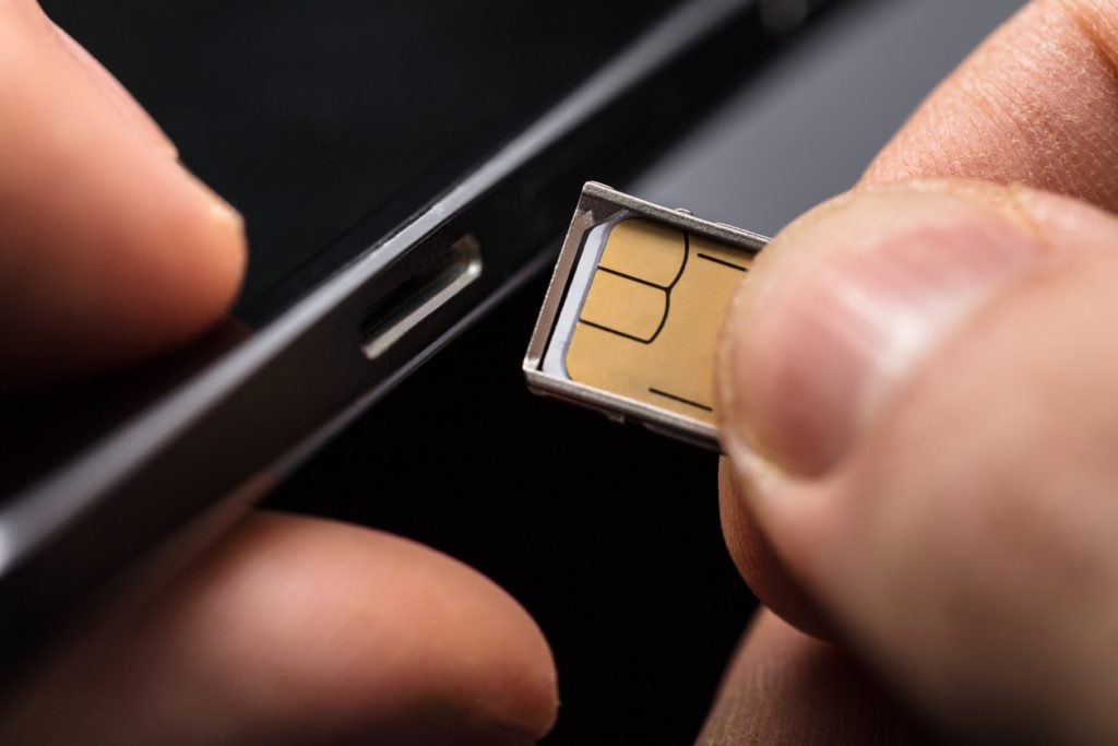 SIM يمكن أن تتسبب في إعادة تشغيل هاتف آيفون (Istock)