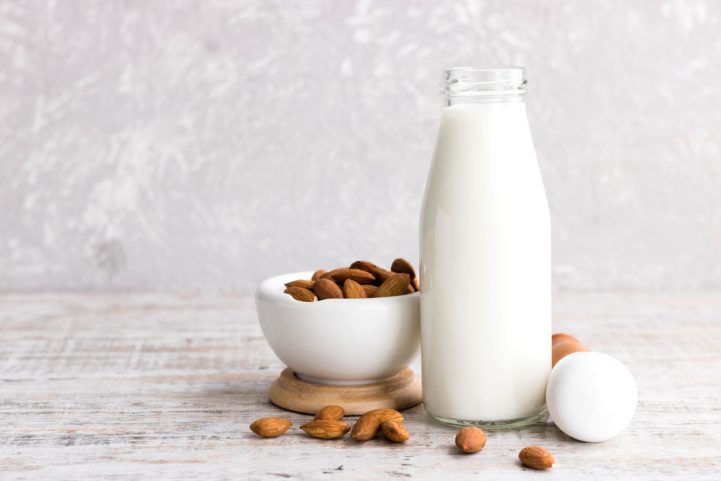 iStock/ حليب اللوز