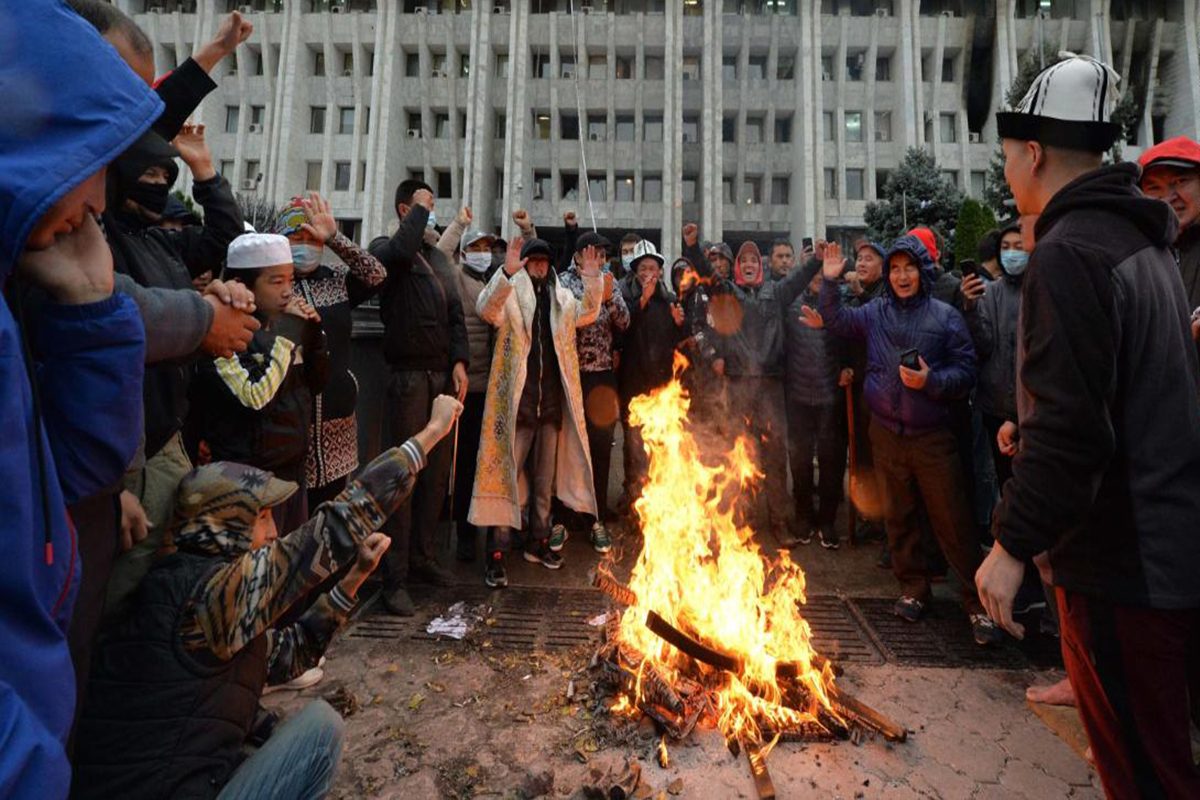 انقلاب على الرئيس وتعيين رئيس وزراء من السجن.. ماذا يحدث في قرغيزستان الجمهورية السوفييتية السابقة المُسلمة؟