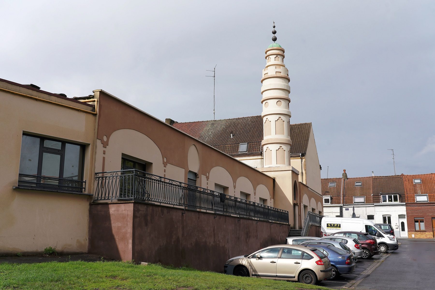 تهديدات بحرقها انتقاماً لمقتل “المدرس”.. الشرطة تخضع مساجد في فرنسا للحماية خوفاً من أعمال عنف