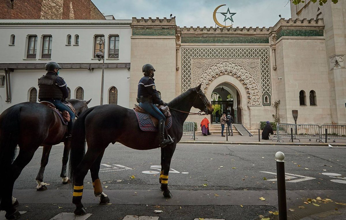 “حرية التعبير تقتصر على شارلي إيبدو!”.. مسلمو فرنسا: الدولة تحاول سلبنا هويّتنا