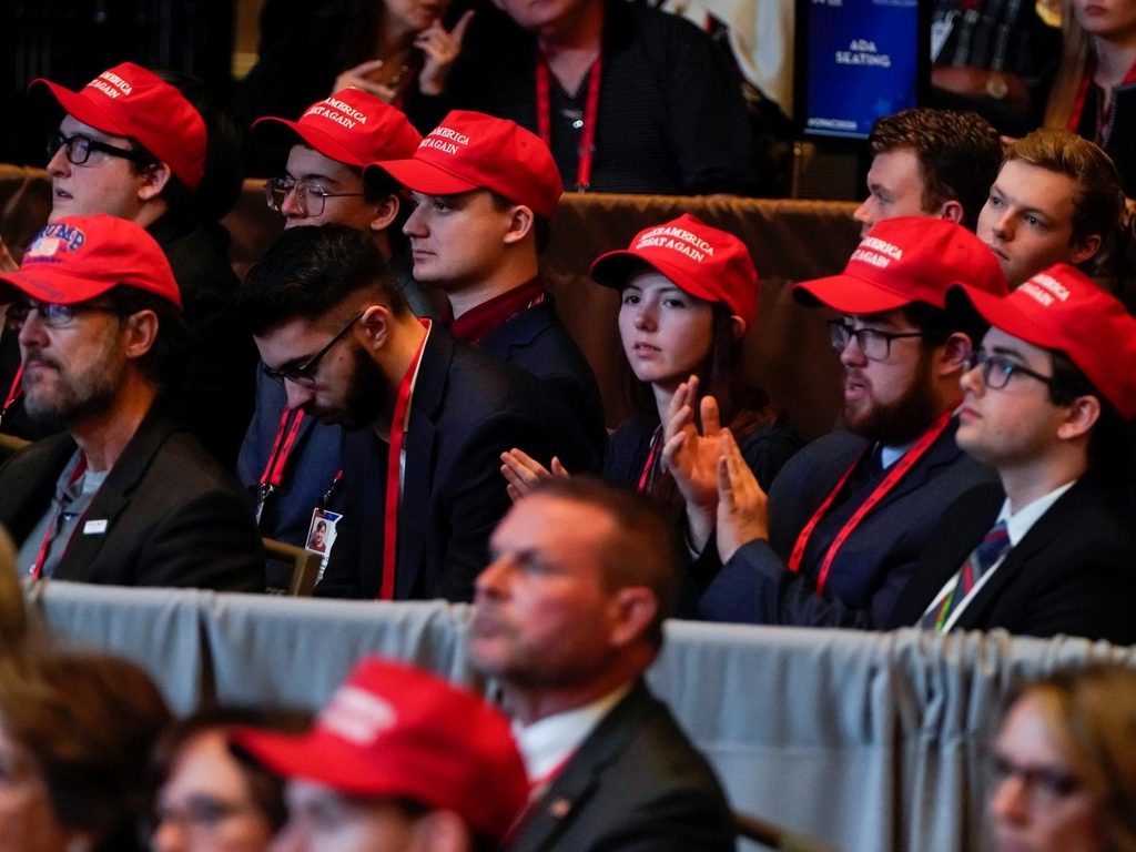 ليبيع مزيداً من القبعات.. ترامب يضيف كلمة لشعاره المشهور “أمريكا عظيمة”