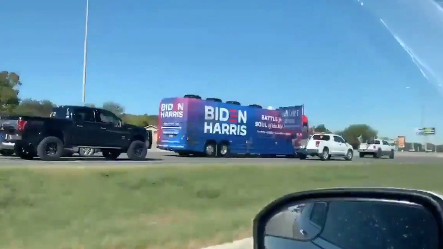 طاردوها بالشارع.. مؤيدون لترامب يثيرون الرعب بعد محاصرتهم حافلة لحملة بايدن، والرئيس “فخور”