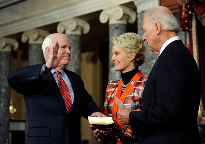 “انتقام ماكين الأخير”.. كيف أدى تطاول ترامب عليه بعد وفاته لتحول ولاية أريزونا لساحة معركة؟