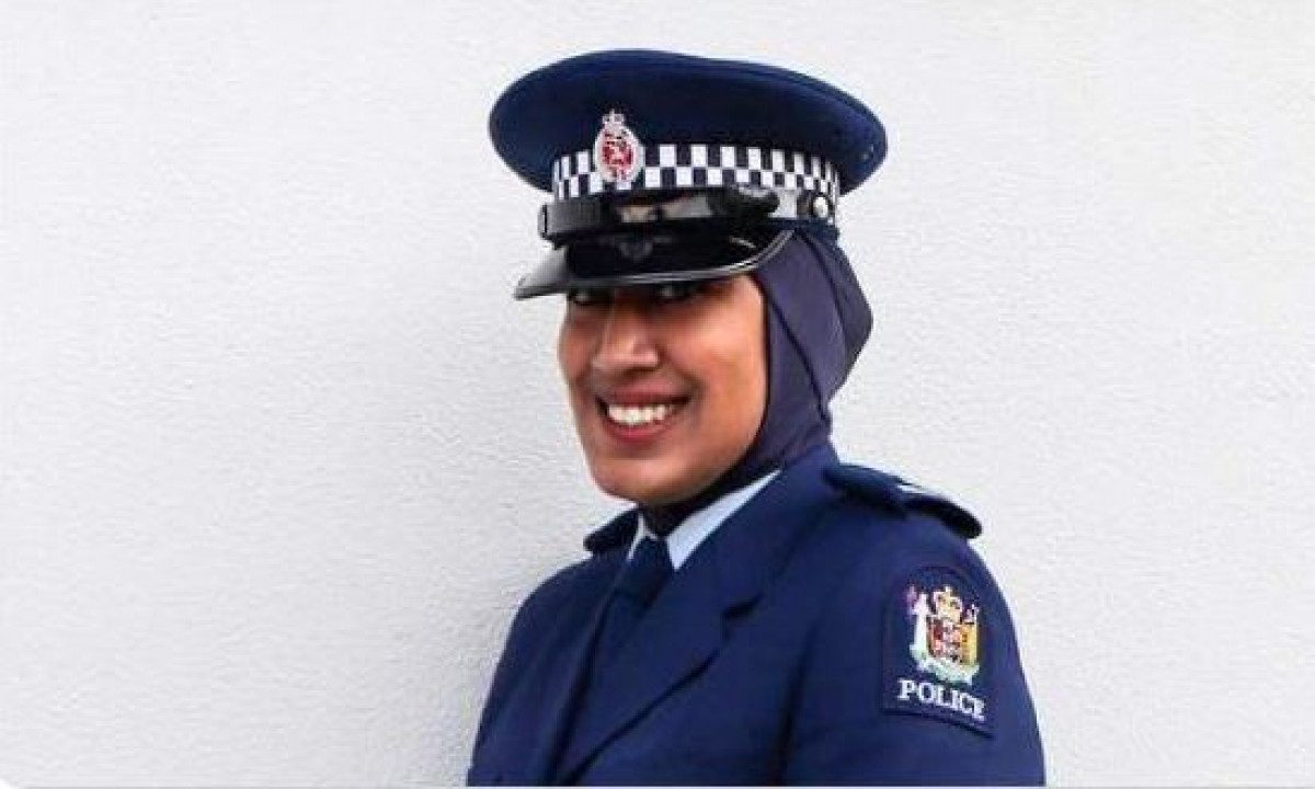 ساهمت بنفسها في تصميمه.. شرطة نيوزيلندا تقدم “زينة”، أول شرطية مسلمة محجّبة